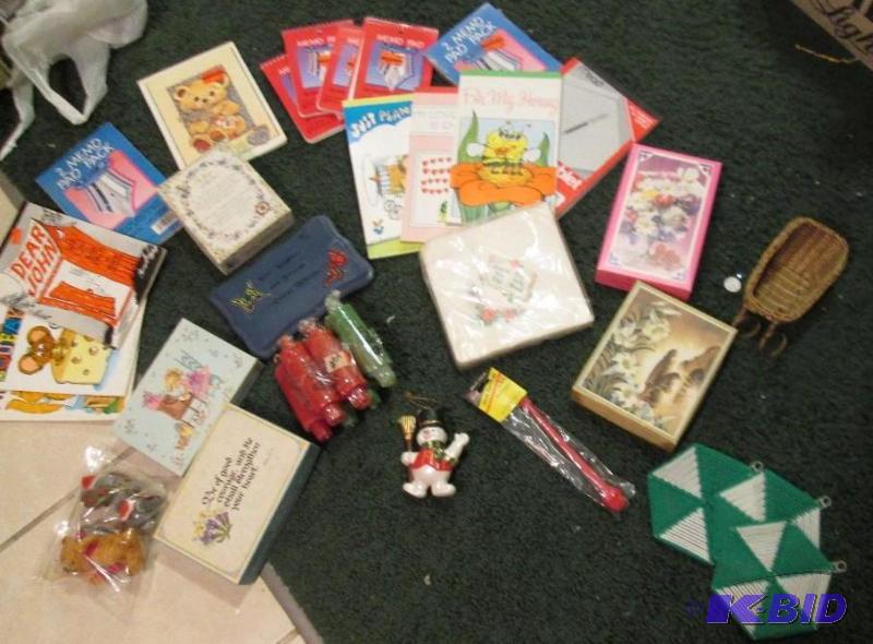 lot 44 image: moxed lot household dcor...