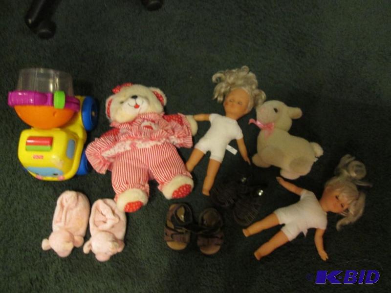 lot 5 image: mixed lot of toys,and stuffed animals...