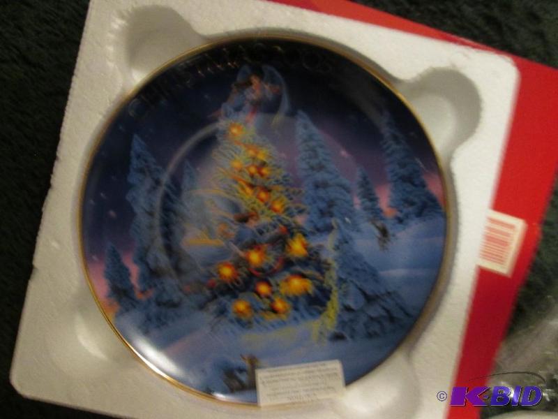 lot 55 image: Avon 2005 angle lights christmas plate...