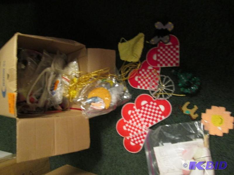 lot 59 image: mixed lot of holiday dcor and crafts...