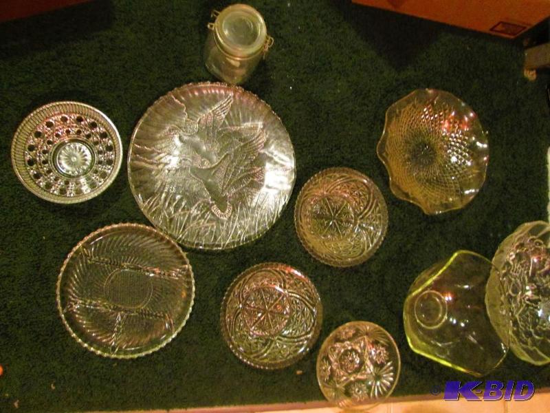 lot 66 image: mixed lot of decorative plates...