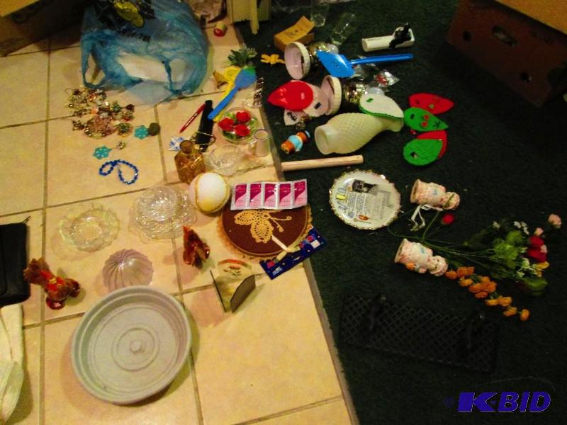 lot 71 image: large lot of household items...