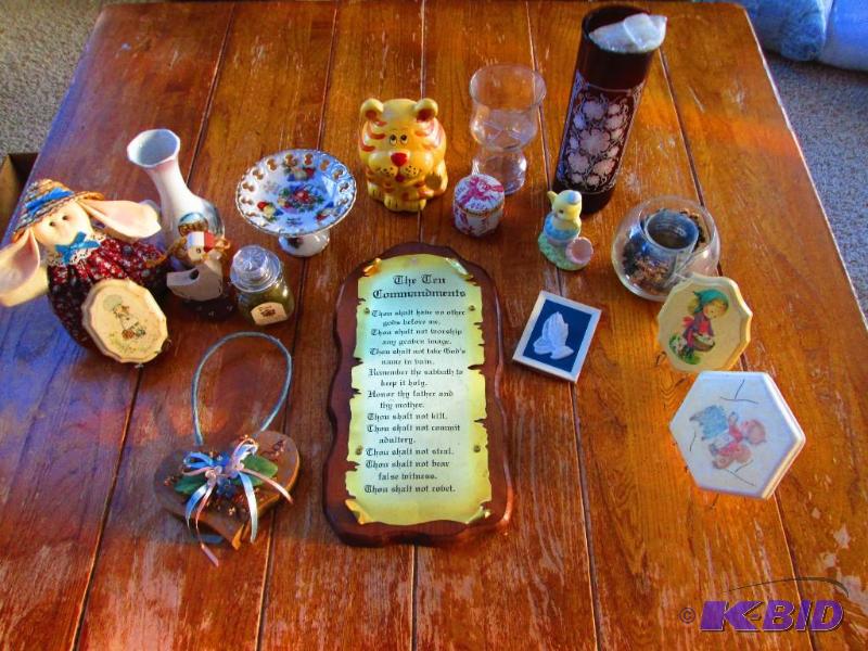 lot 81 image: Mixed lot of household dcor and candle holder...
