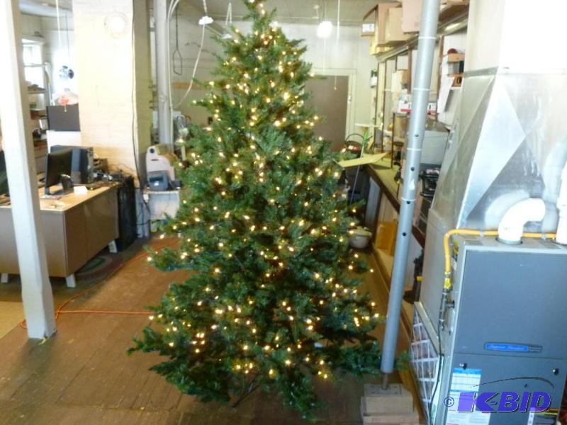 lot 113 image: Beautiful Artificial Pre-Lit Christmas Tree t...