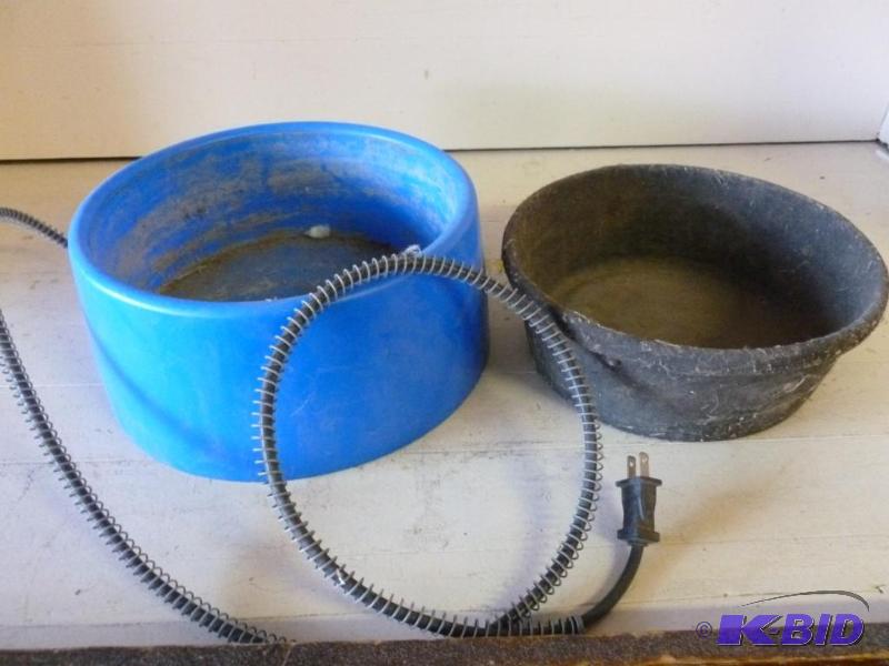 lot 127 image: Lot of two dog dishs that includes a heated ...