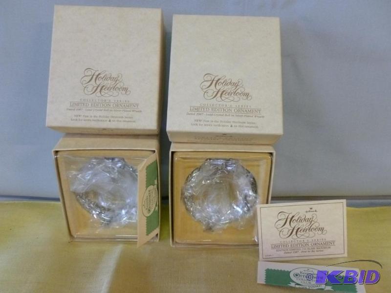 lot 130 image: Lot of two collectible 1987&nbspHallmark Hol...