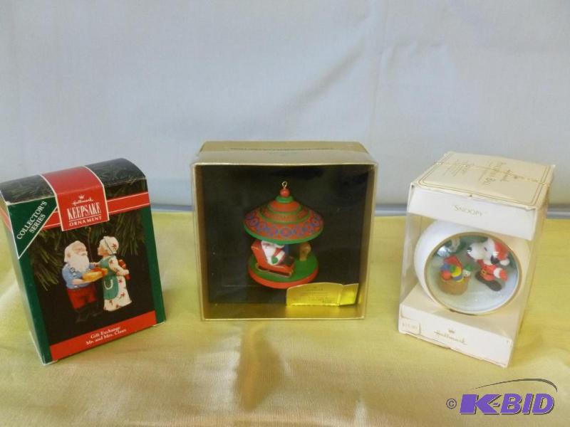 lot 131 image: Lot of three collectible Hallmark Christmas t...