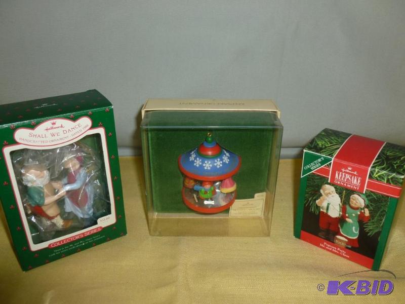 lot 137 image: Lot of three collectible Hallmark Christmas t...