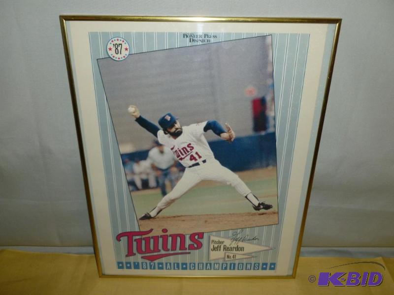 lot 32 image: Collectible 1987&nbspMinnesota Twins Jeff Re...