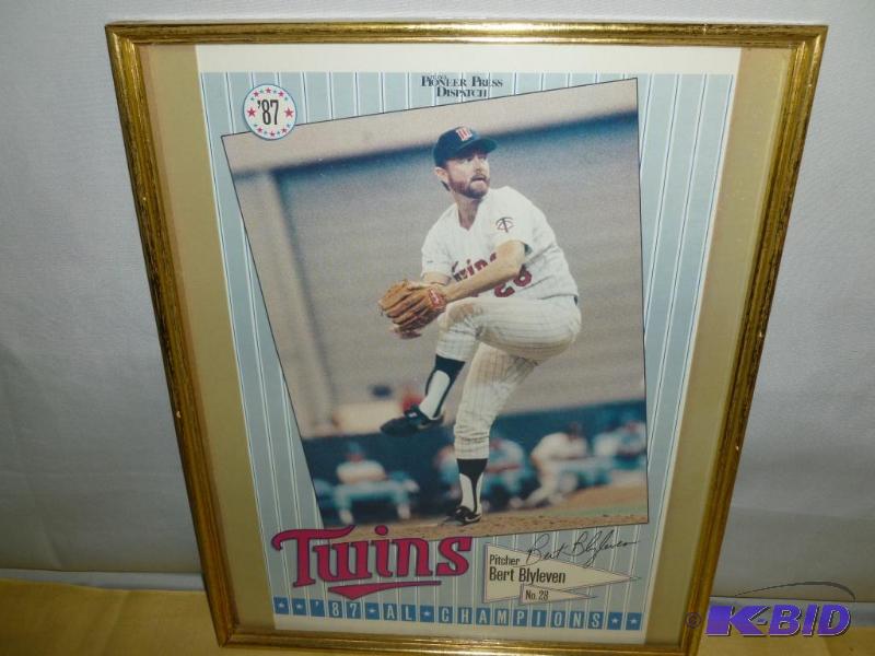 lot 33 image: Collectible 1987&nbspMinnesota Twins Burt Bl...