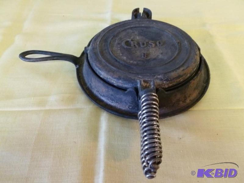 lot 40 image: Antique Cruso No. 8 Cast Iron Waffle Pan, goo...