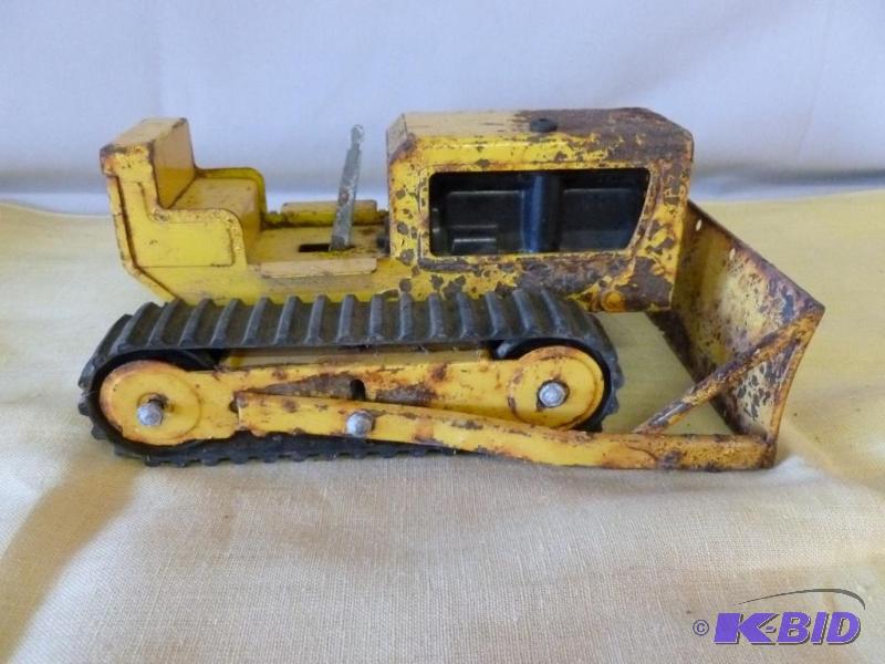 lot 43 image: Vintage Tonka metal bulldozer with rubber tra...