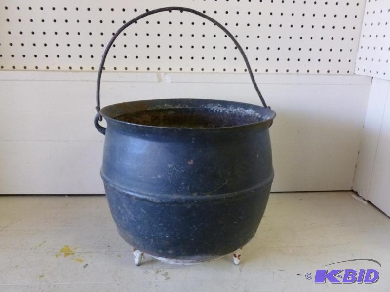 lot 74 image: Large iron pot with handle that measures 11.5...
