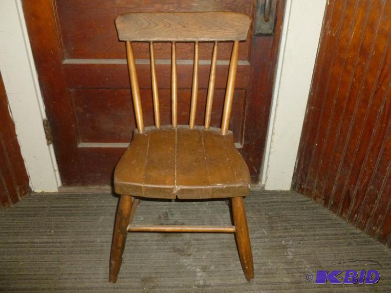 lot 81 image: Vintage wooden quarter sawn chair that measur...