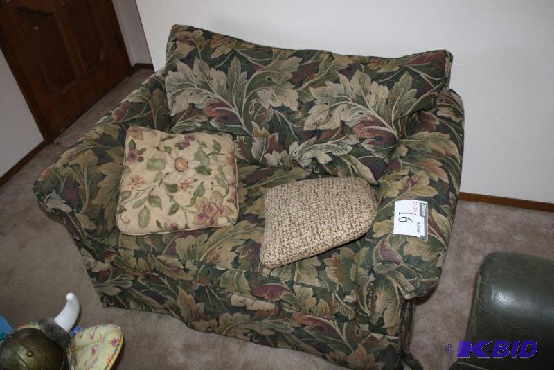 Floral Loveseat wThrow Pillows