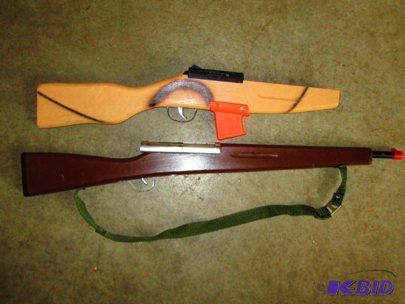 Pair of toy guns, one makes sound...