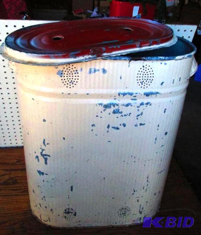 Vintage metal clothes hamper, great design...