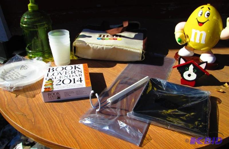M&ampM Themen wall shelf, water bottle and m...