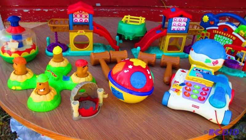 Lot of assorted vintage toys...