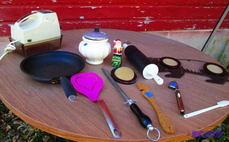 Lot of assorted kitchen utinsels, rolling pin...