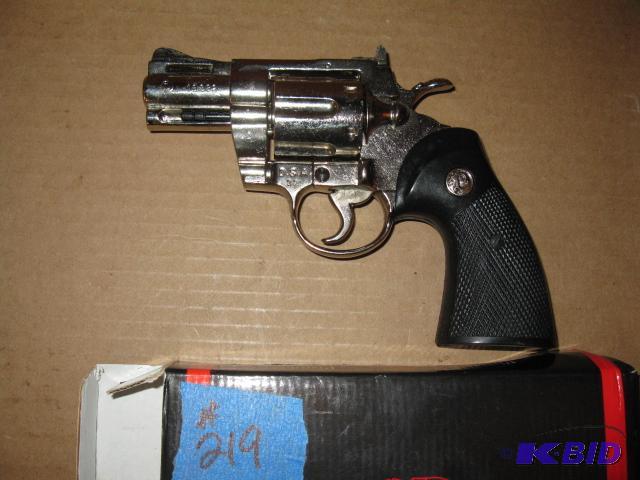 lot 219 image: Replica revolver heavy metal construction, 8 ...