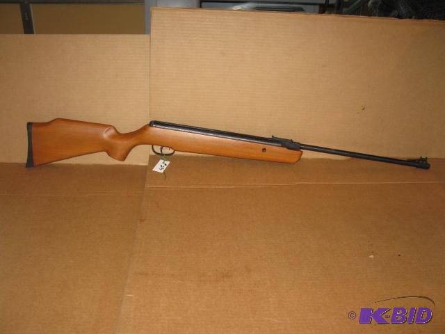 lot 23 image: Crossman Storm XT, Model CIK773932 .177 cal a...