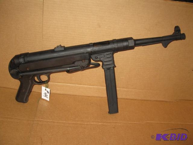 lot 44 image: MP40 MGC68 replica, stock folds out, action w...