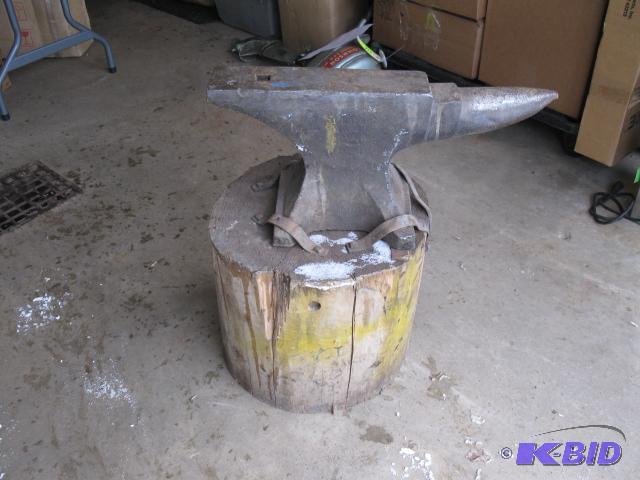 lot 82 image: Large, very heavy Anvil mounted on wood stump...
