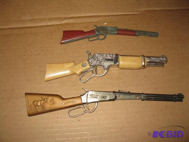 lot 90 image: Vintage toys, 9 inch rifle marked Spit-Fire, ...