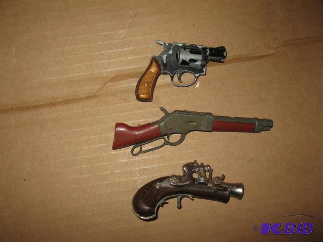 lot 91 image: Vintage toys, 4 inch rifle marked Nichols Buc...
