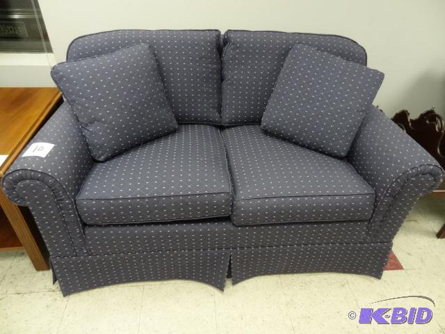 lot 10 image: Cushioned Love Seat. Very Nice Shape. Soverei...