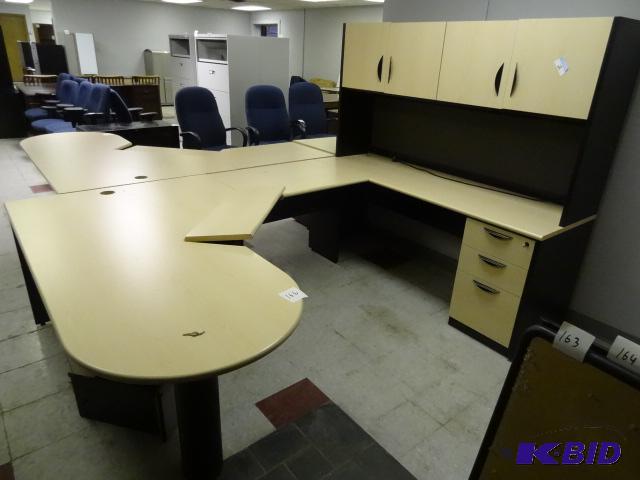 lot 166 image: U Shaped Laminate Desk with Hutch. Lighted 4 ...