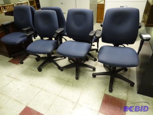 lot 176 image: 4 Matching Office Chairs on Wheels...