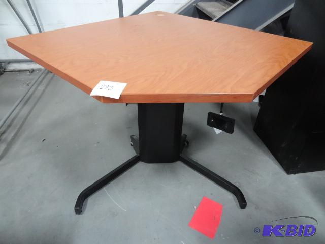 lot 212 image: Lift Desk Model 501-7 Electric Up and Down. 3...