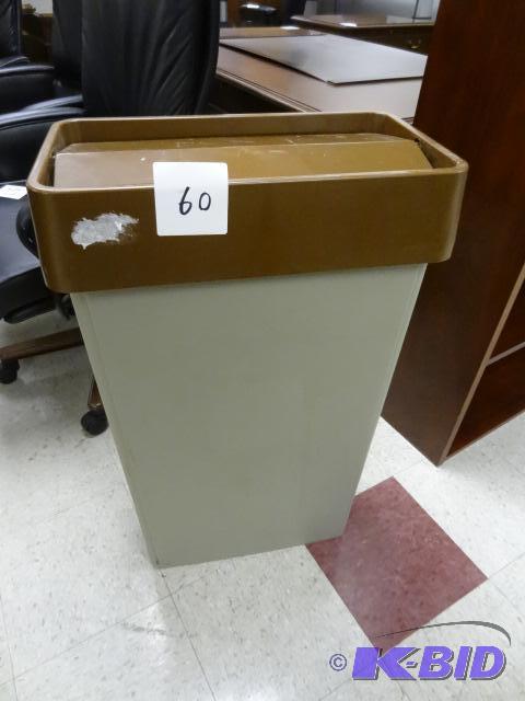 lot 60 image: Garbage Can with Flipper Lid...