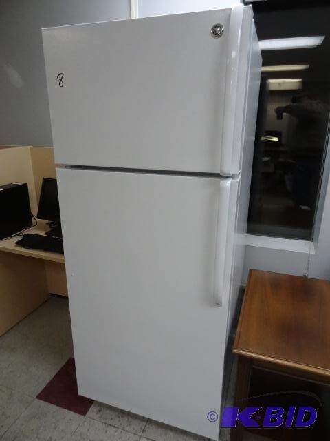 lot 8 image: GE Model GTH18GCDDRWW Fridge Freezer. Plugged...