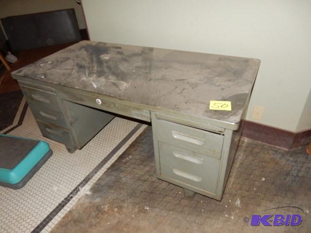 Old Fashion Metal desk. Solid. Needs cleaning...