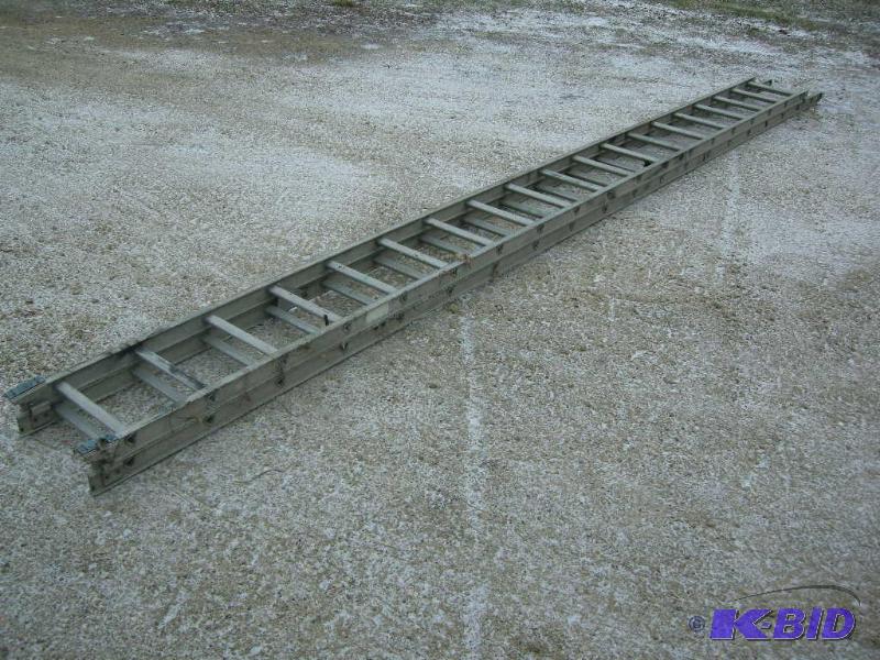 lot 42 image: 40 Aluminum Extension Ladder