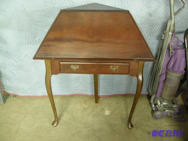 lot 45 image: Corner desk