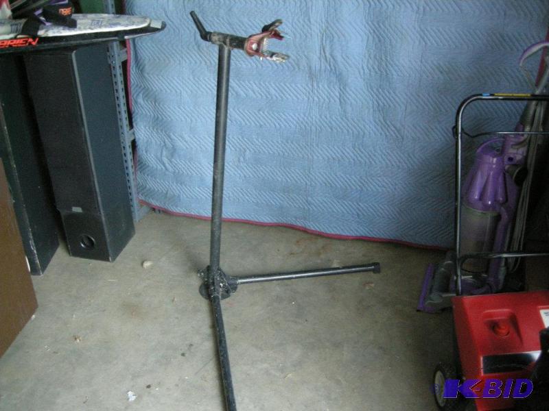 lot 82 image: Deluxe Bike standrack