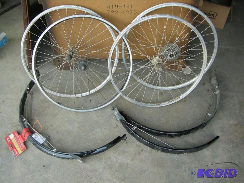 lot 94 image: Misc bike parts