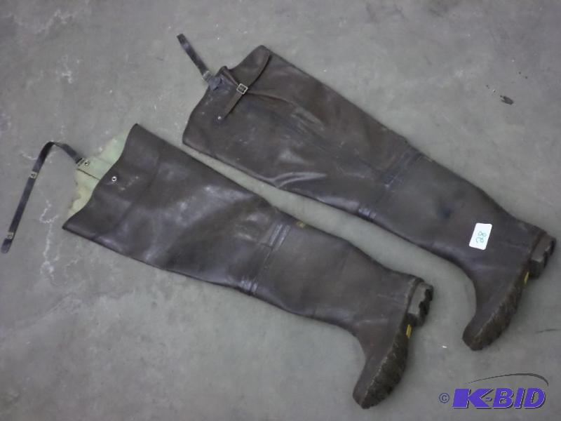 lot 28 image: Pair Of Mens Size 8 Stel Shank Insualted Hip ...