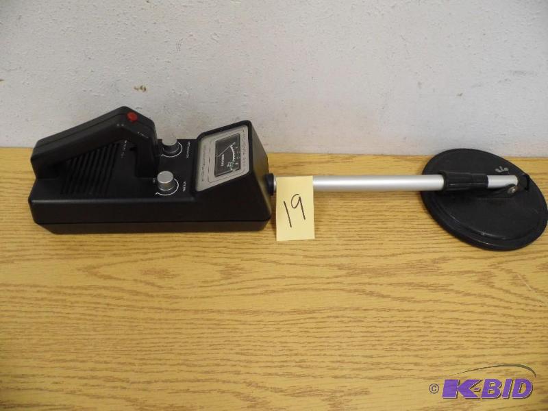 lot 19 image: Micronta 4001 Metal Detector