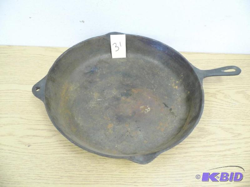 lot 31 image: 15 Cast Iron Skillet