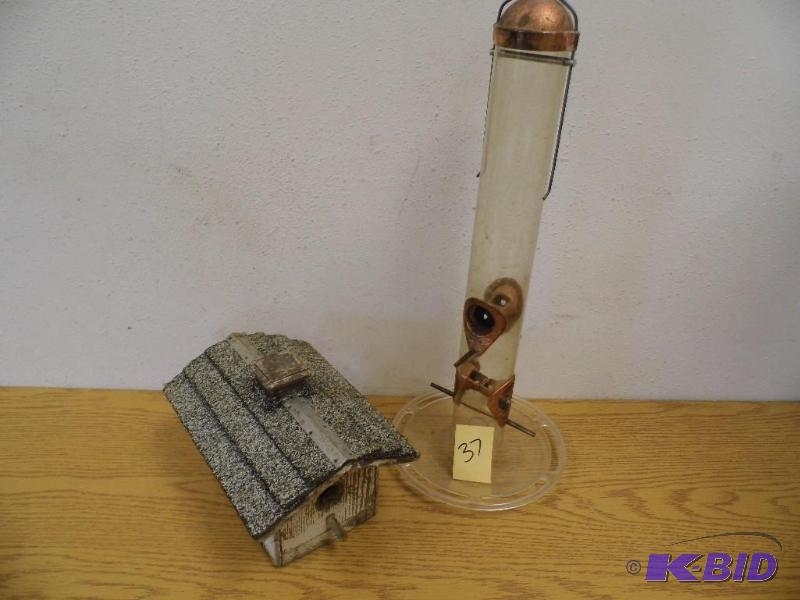 lot 37 image: Bird House & Feeder