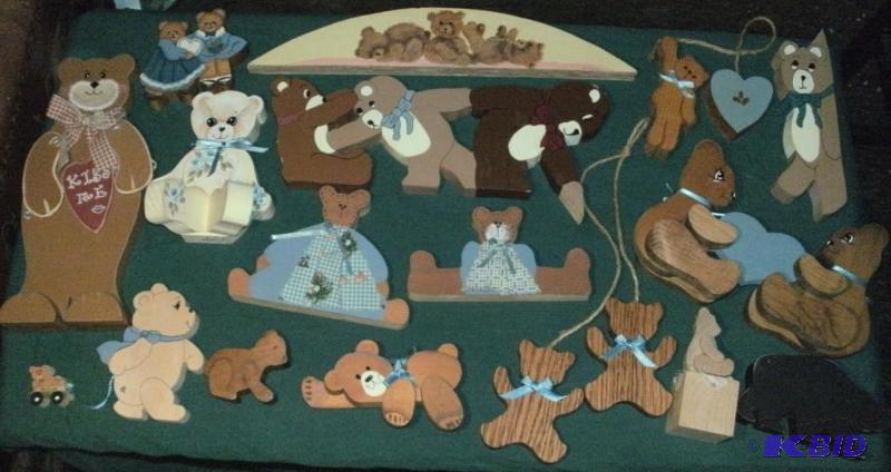 Wood carvedpainted bears. Beary Nice groupin...