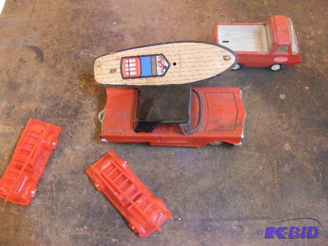 Lot of vintage toys, two plastic fire trucks,...