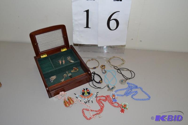 lot 16 image: Assorted jewerly with box