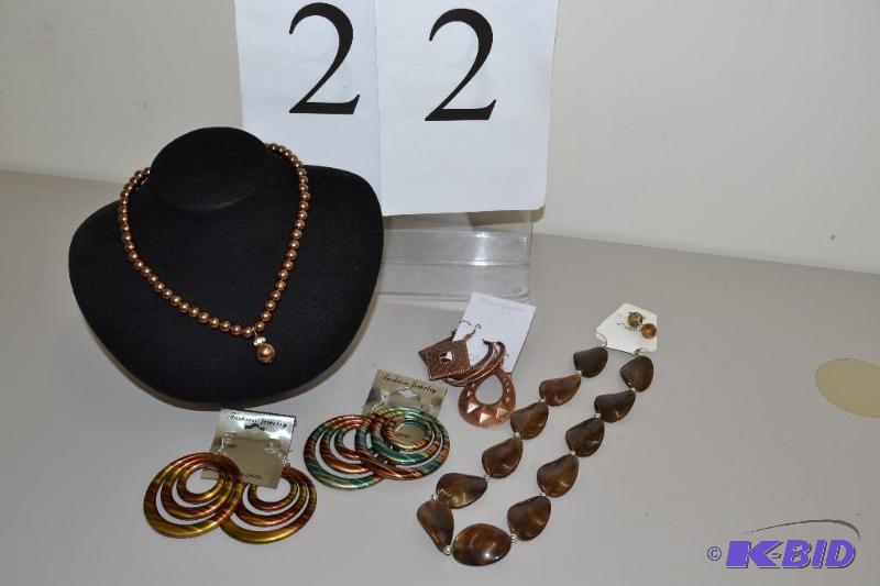 lot 22 image: New Jewelry