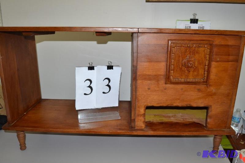 lot 33 image: Vintage cabinet